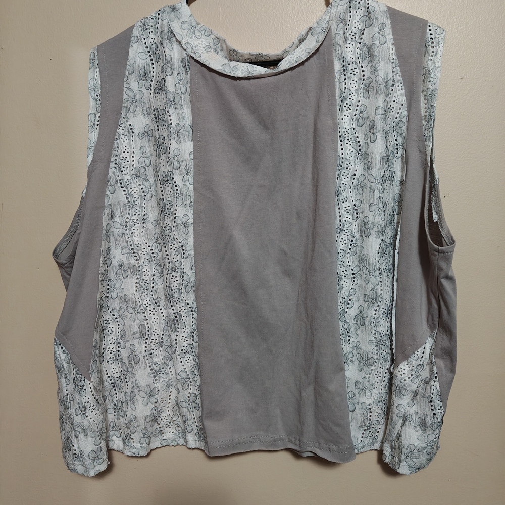 POL Gray and Cream Patterned Blouse